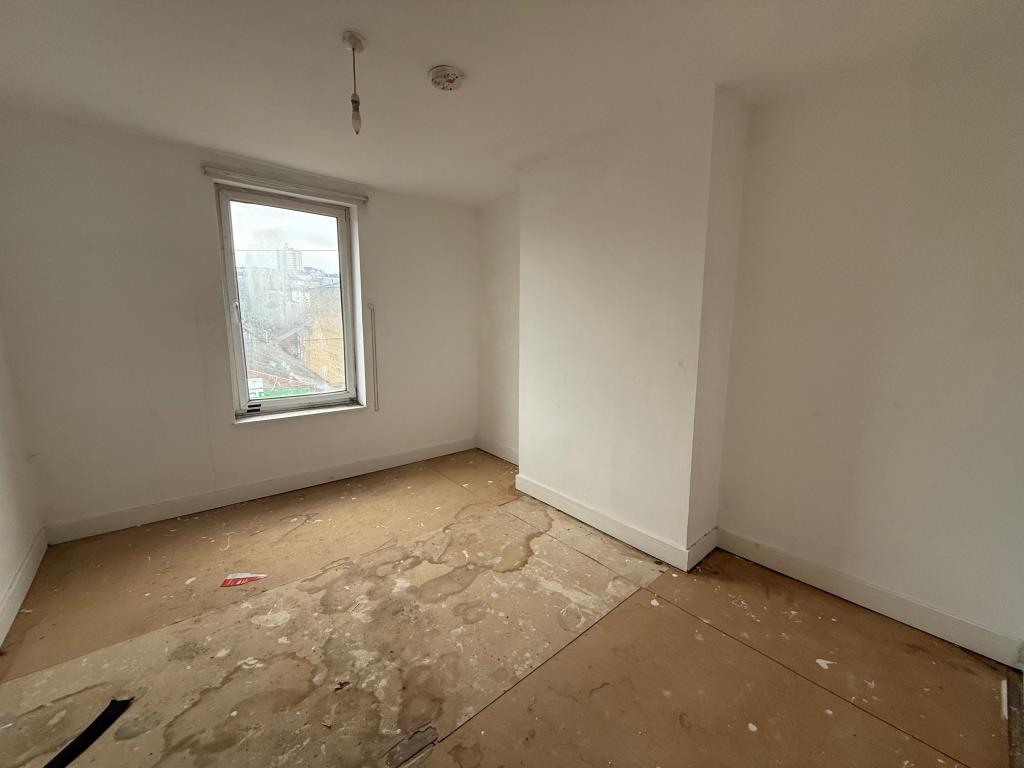 Lot: 165 - FOUR-BEDROOM HOUSE FOR REFURBISHMENT - Bedroom 2
